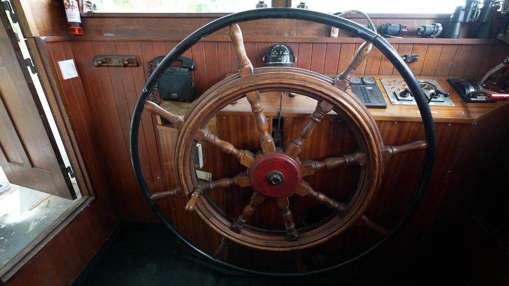 un volant de direction en bois sur un bateau dans l'établissement Péniche Spa Le Makara - Avignon, à Avignon