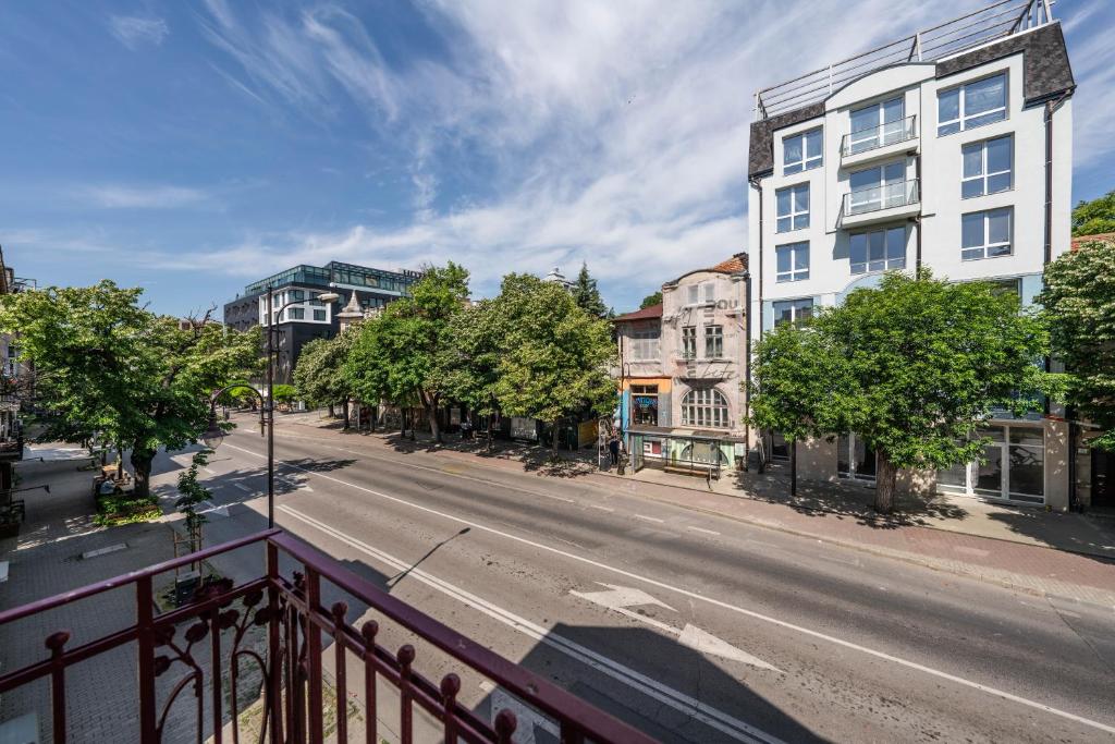 Apartment in the Heart of the Top Center 6