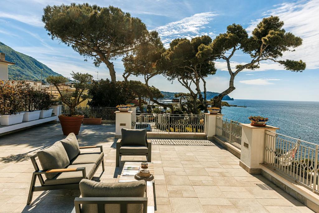 d'une terrasse avec des chaises et une vue sur l'eau. dans l'établissement Hotel La Madonnina, à Ischia