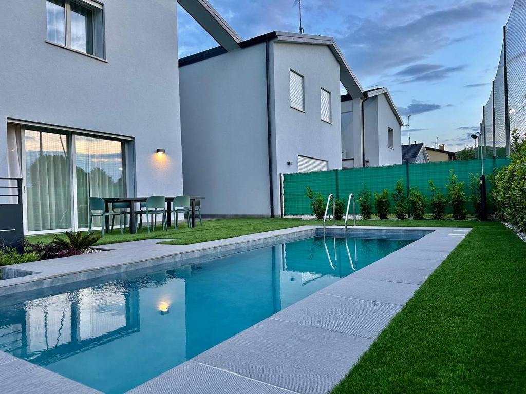 une piscine dans l'arrière-cour d'une maison dans l'établissement Villa al Borghetto, à Cavalcaselle