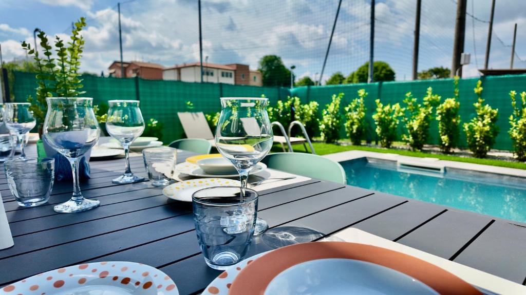 - une table en bois avec des verres à vin et des assiettes dans l'établissement Villa al Borghetto, à Cavalcaselle 36 autres photos