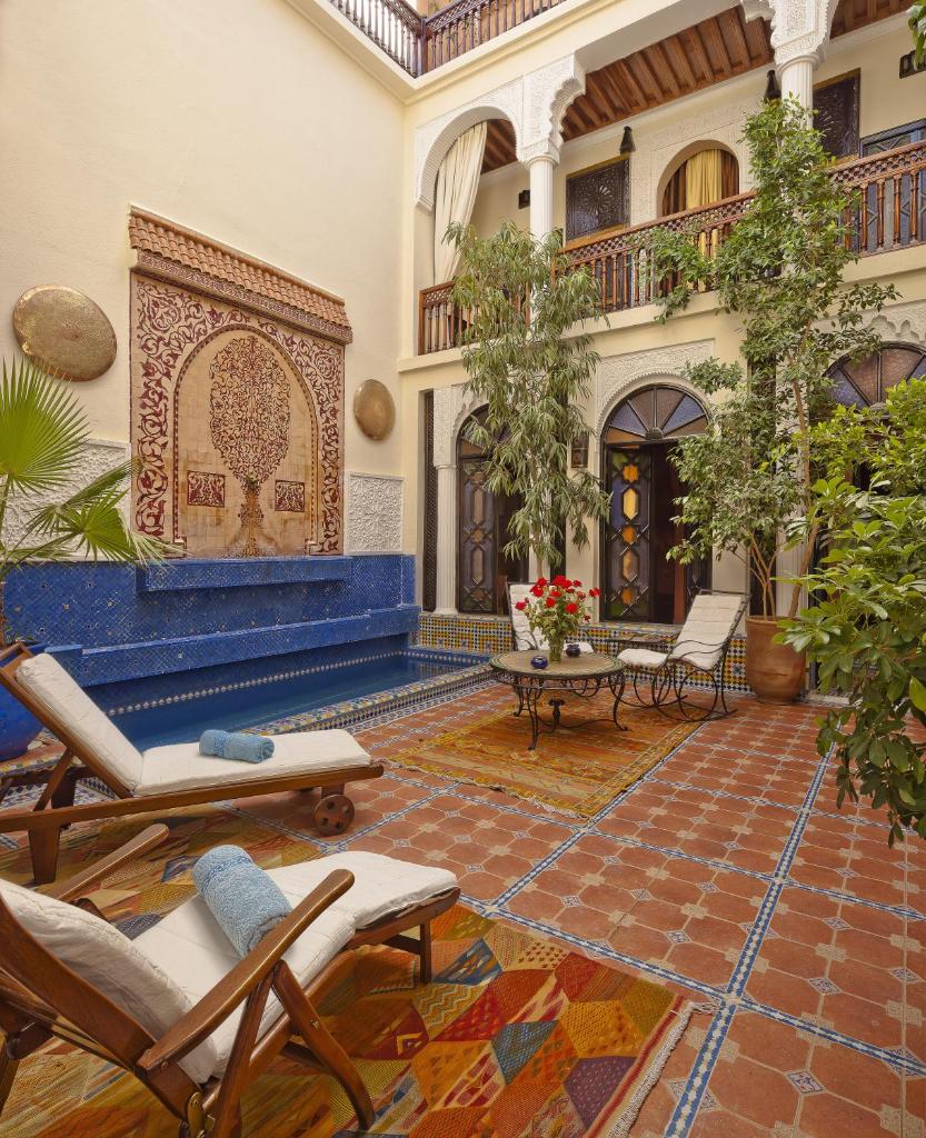 d'une terrasse avec des chaises et une table. dans l'établissement Riad 58 Blu, à Marrakech