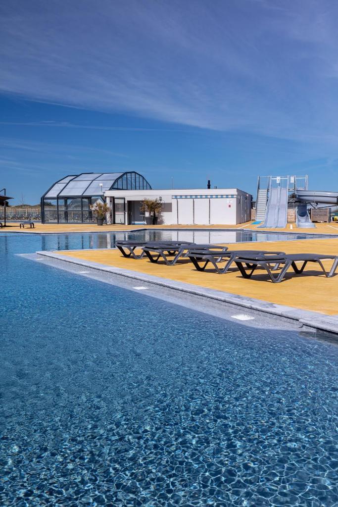 Photo de la galerie de l'établissement Camping 4 étoiles Piscines et Plage 3 chambres 6 pers - Mallet, à La Turballe