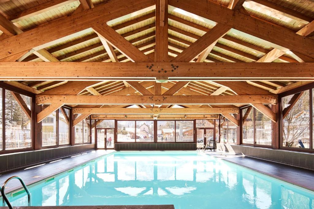 une piscine intérieure avec un grand plafond en bois dans l'établissement Charming Apartment Chamonix Valley, à Vallorcine
