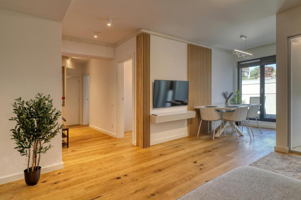Central Modern Gem 5