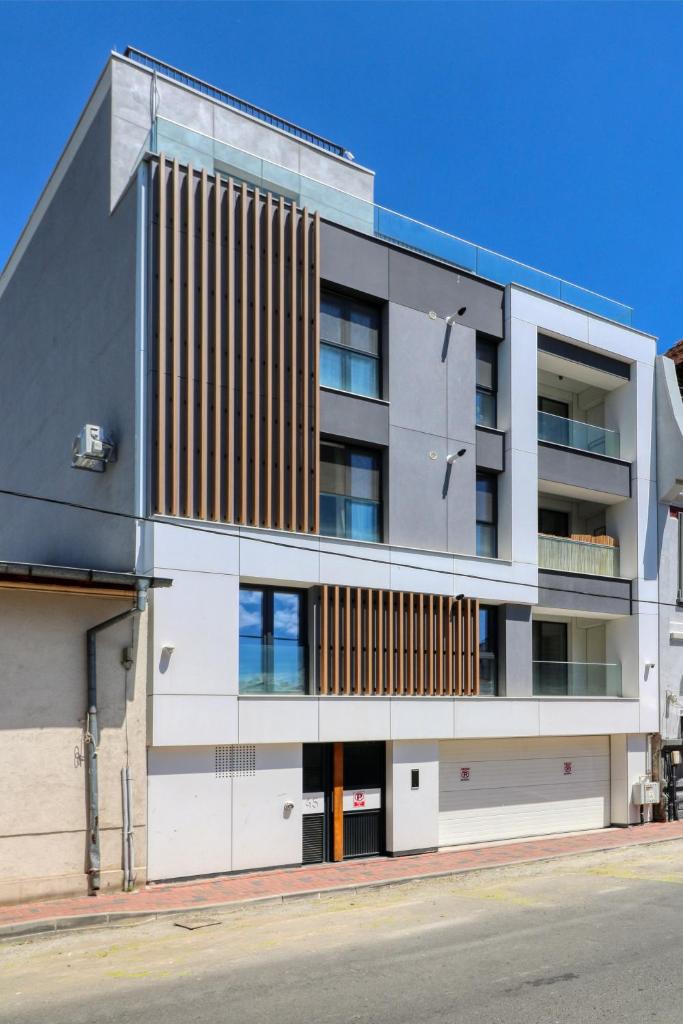 Central Modern Gem 6