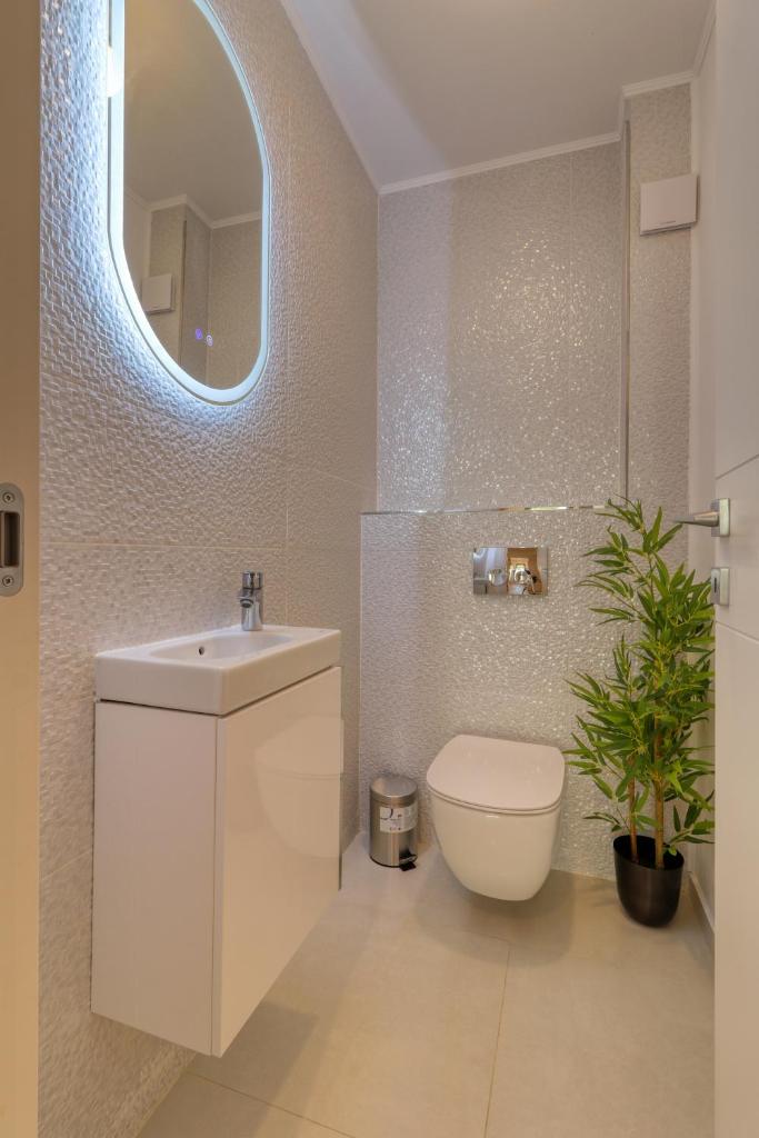 Central Modern Gem 8
