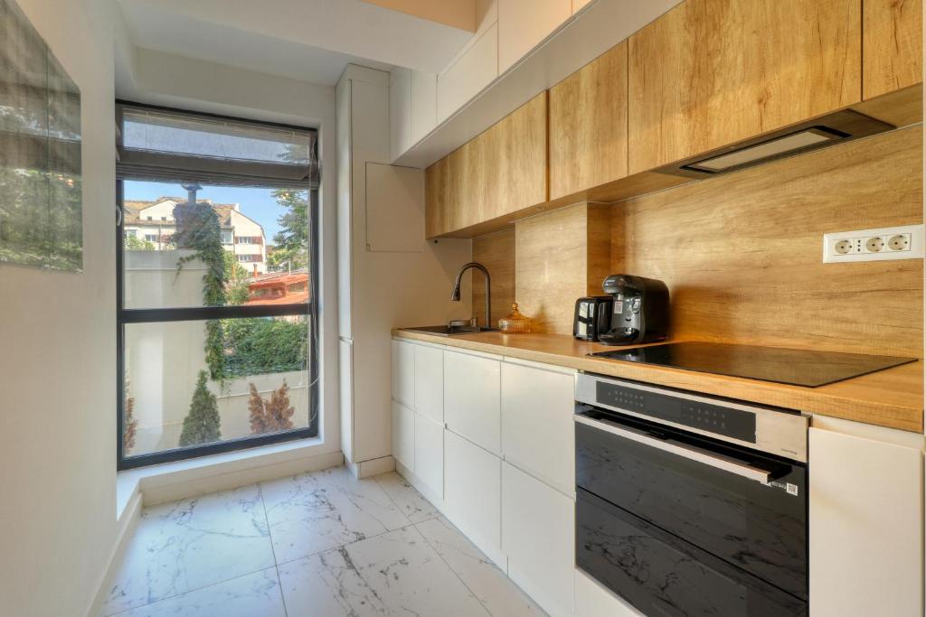 Central Modern Gem 4