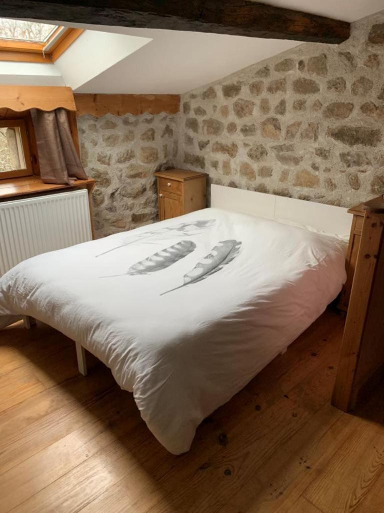 un lit avec une image de deux poissons dessus dans l'établissement Gîtes Domaine De Silhac Ardèche, à Silhac 22 autres photos