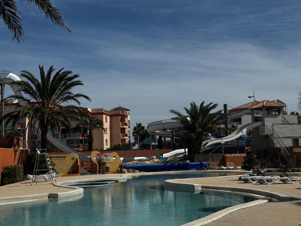 - une piscine avec toboggan dans un complexe dans l'établissement Mobile-home le Badwill, à Canet 23 autres photos