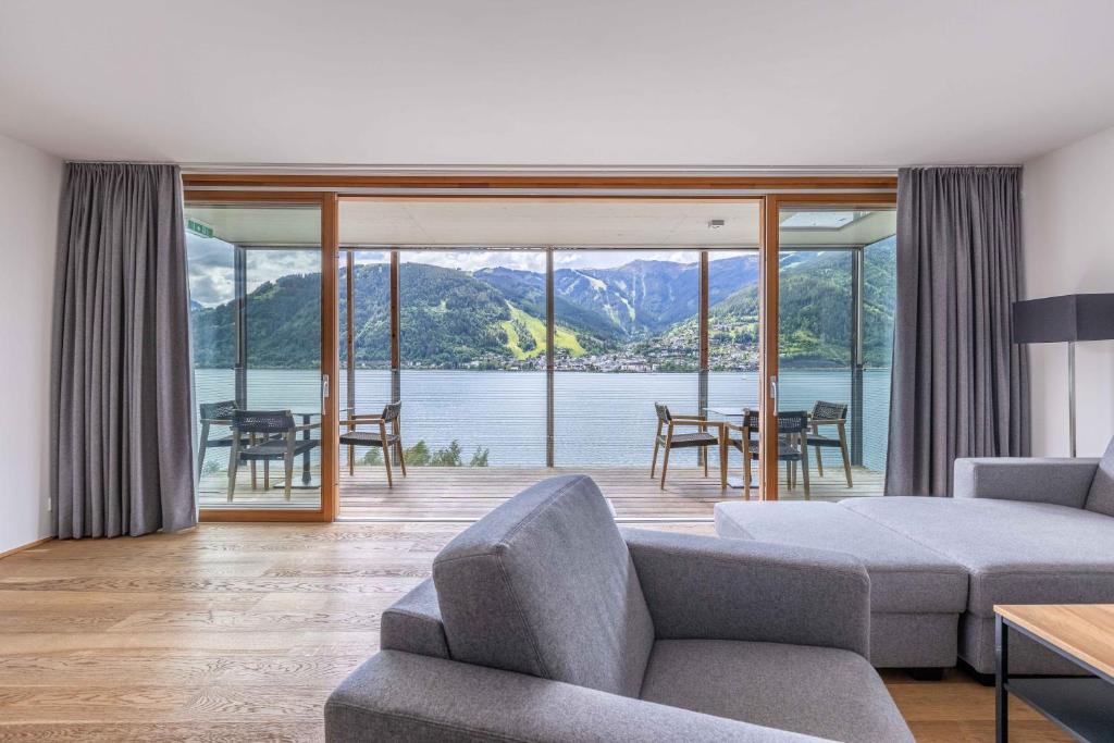 Bellevue Residences - Luxurious Lakeside Apartments 1