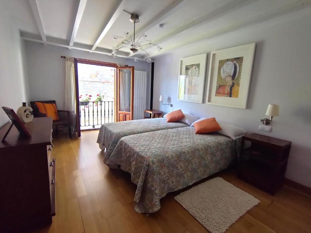 Casa Maitri- con piraguas junto a la ría 2