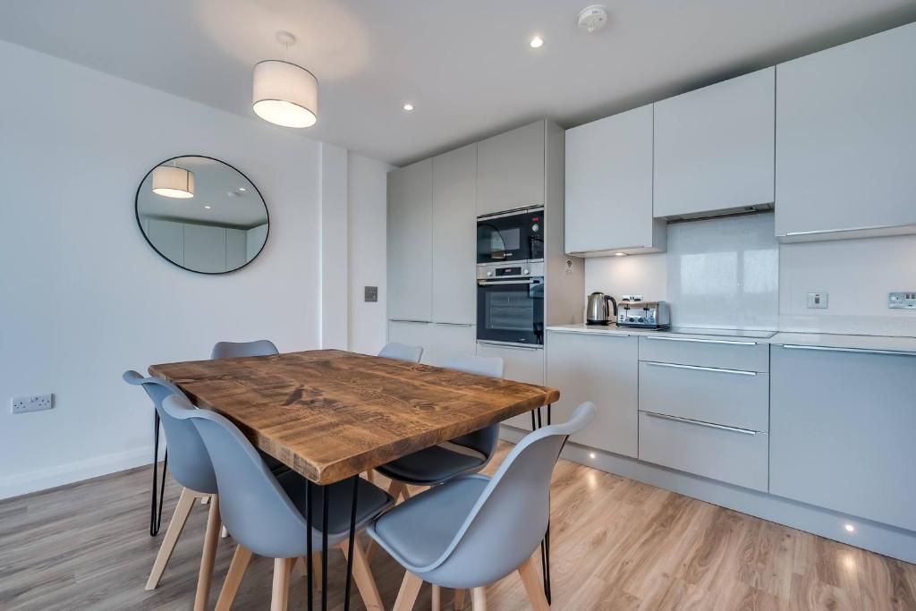 Premium Corporate & Family-Friendly Apartment in Belfast 5