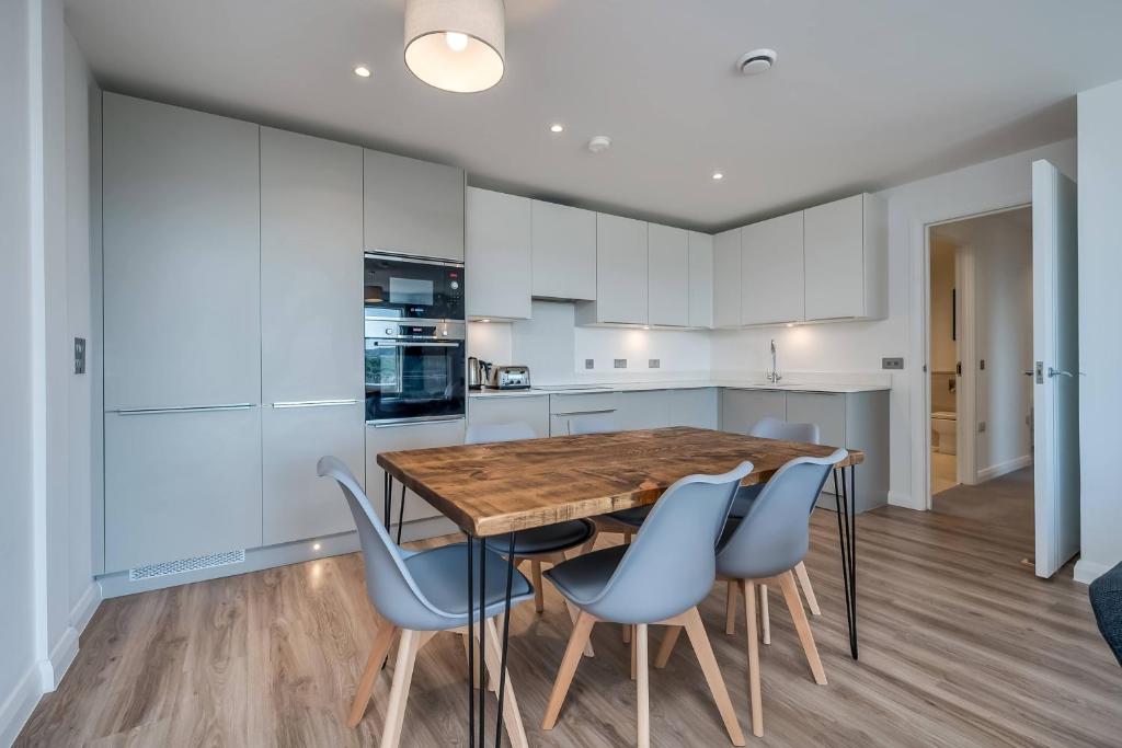 Premium Corporate & Family-Friendly Apartment in Belfast 6