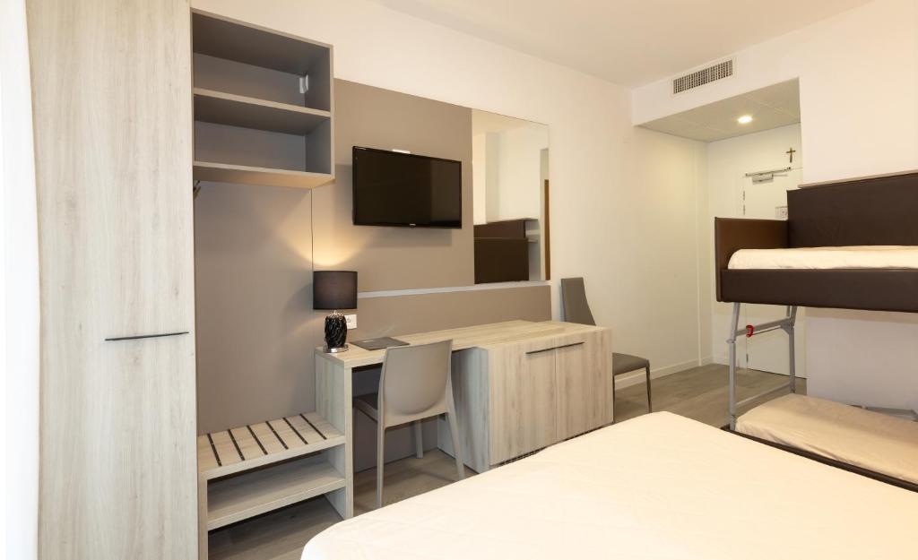 - une chambre avec un bureau et des lits superposés dans l'établissement Hotel & Aparthotel Carinthia S, à Lido di Jesolo