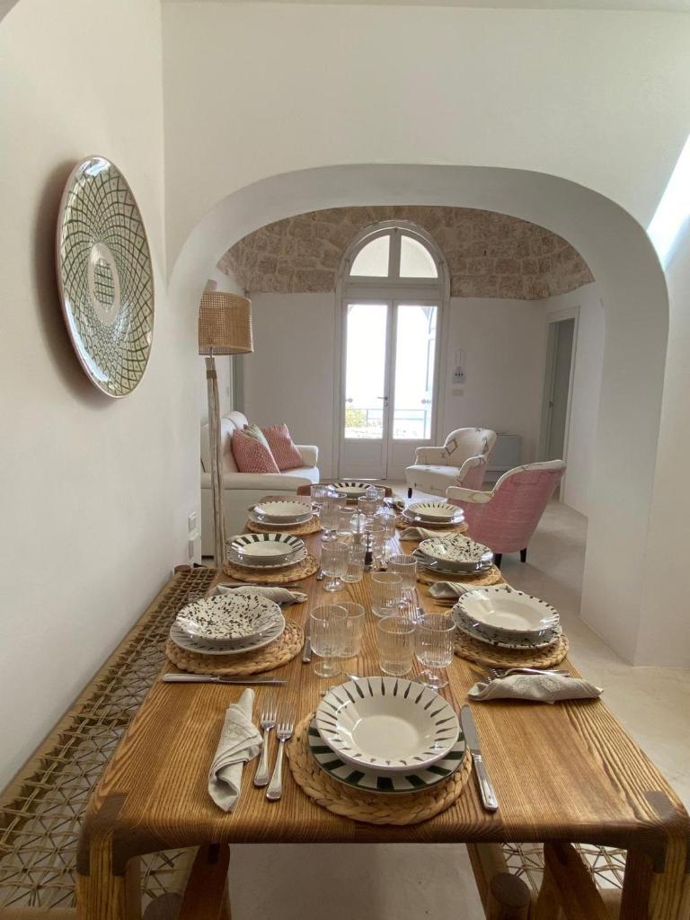 une table de salle à manger avec des assiettes et des plats dessus dans l'établissement Trulli della Chiesetta, à Selva di Fasano