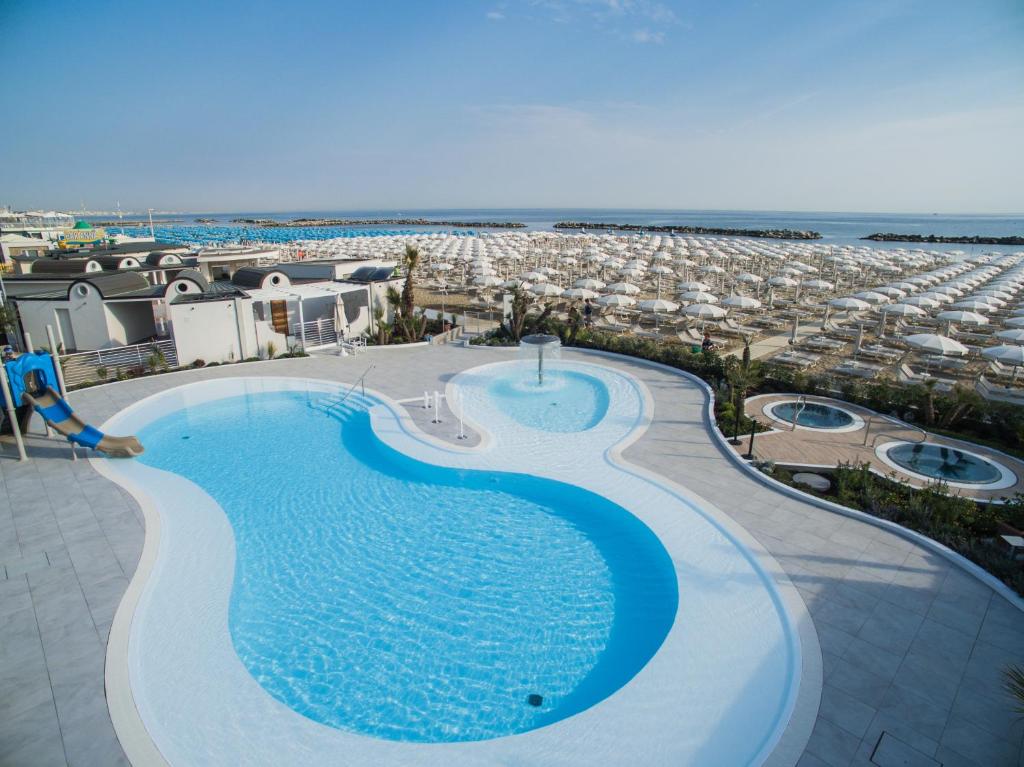 une vue aérienne d'une piscine dans un complexe hôtelier dans l'établissement Hotel Confort, à Cattolica
