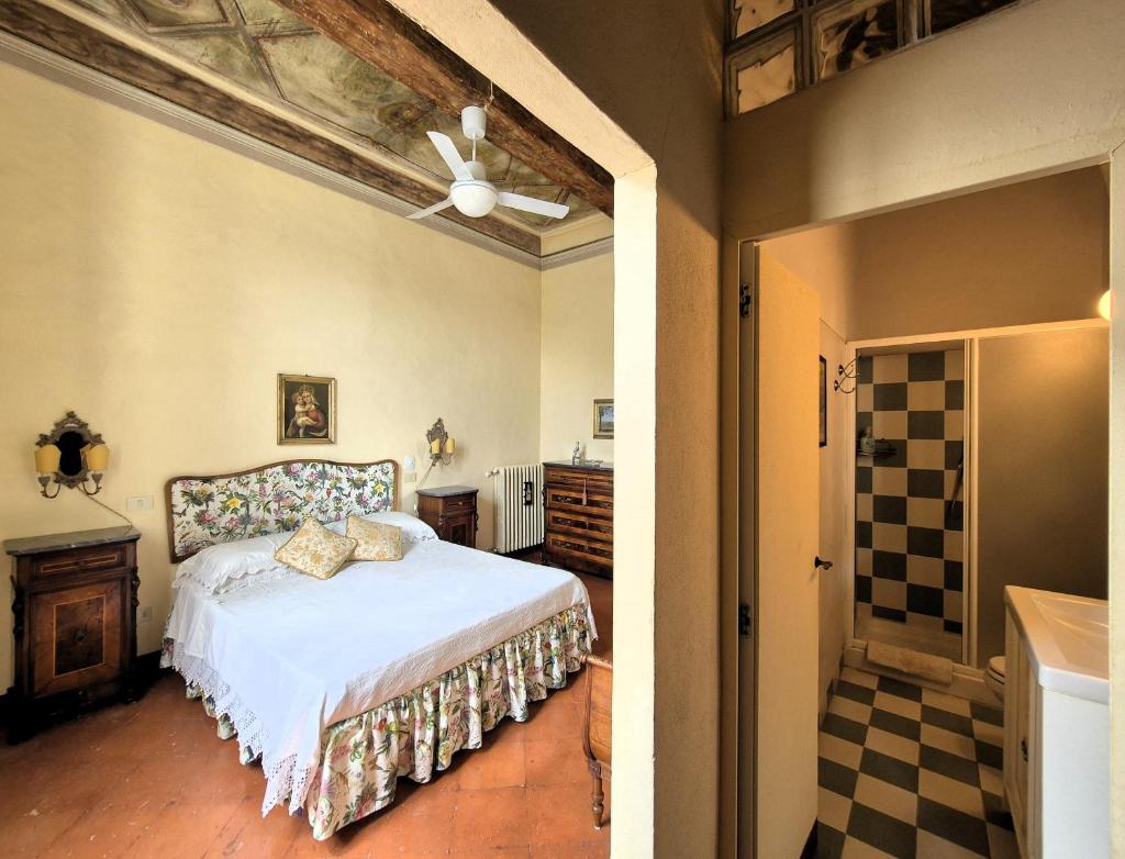 - une chambre avec un lit et un sol en damier dans l'établissement Pasqui Villas La Consuma villa storica in paese con vista pscina WiFi, à San Giovanni dʼAsso 64 autres photos