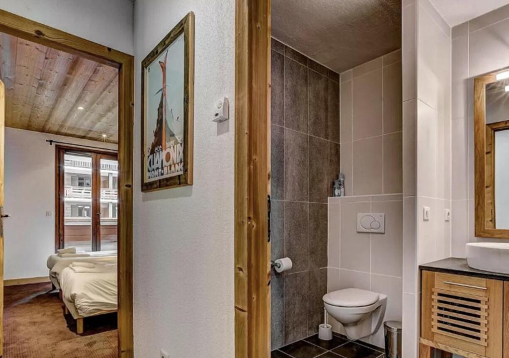 une salle de bain avec toilettes et lavabo dans l'établissement Charming Apartment Chamonix Valley, à Vallorcine
