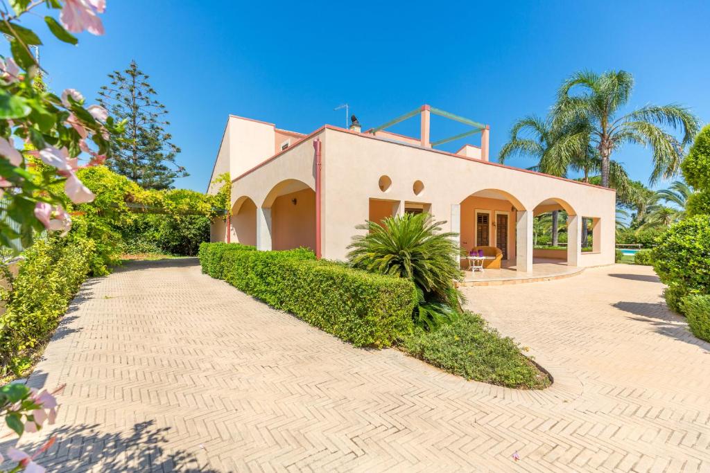 une image d'une maison dans l'établissement Villa Arenella con piscina, à Syracuse