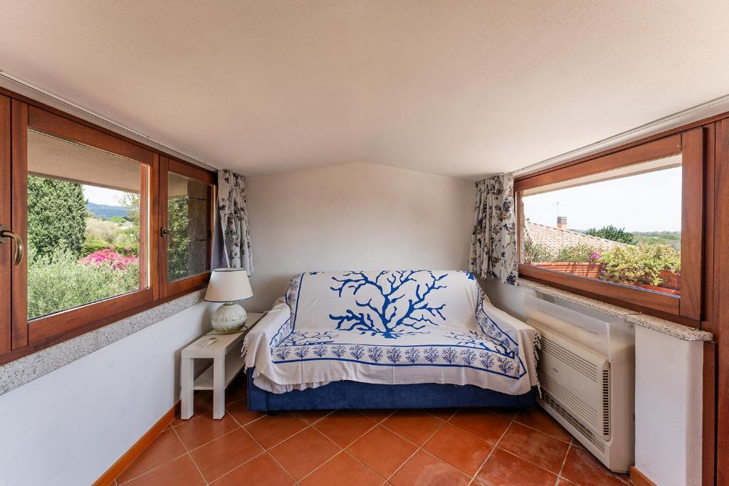 une chambre avec un lit et deux fenêtres dans l'établissement Oasi Colombina, Private Pool, à Is Molas