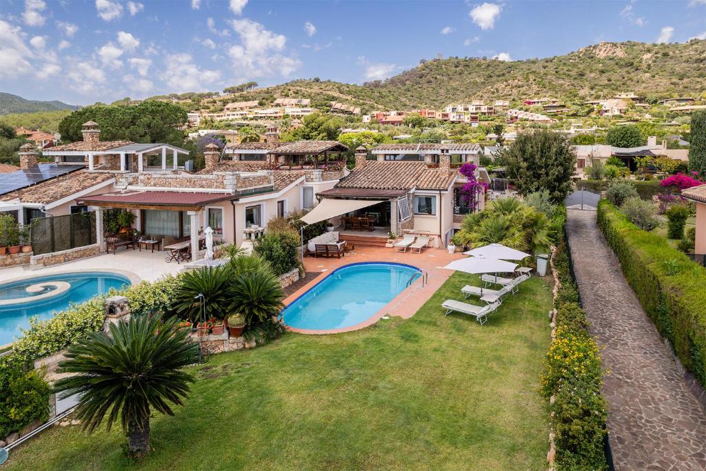 une vue aérienne d'une maison avec piscine dans l'établissement Oasi Colombina, Private Pool, à Is Molas