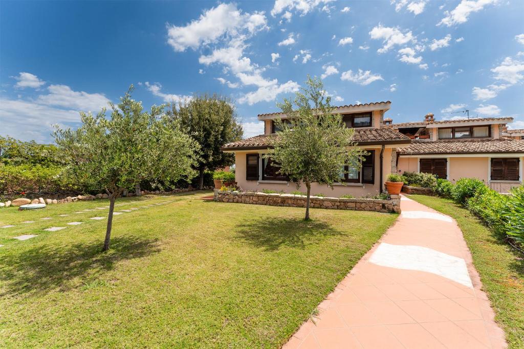 une maison avec un jardin et une passerelle dans l'établissement Oasi Colombina, Private Pool, à Is Molas