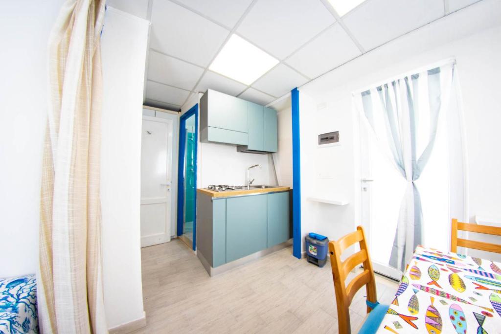 Cette petite chambre comprend une cuisine et une chambre. dans l'établissement Residence Eden, à Comacchio 39 autres photos