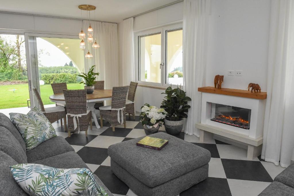 un salon avec un canapé et une cheminée dans l'établissement NEW Villa Tosca, à Bardolino