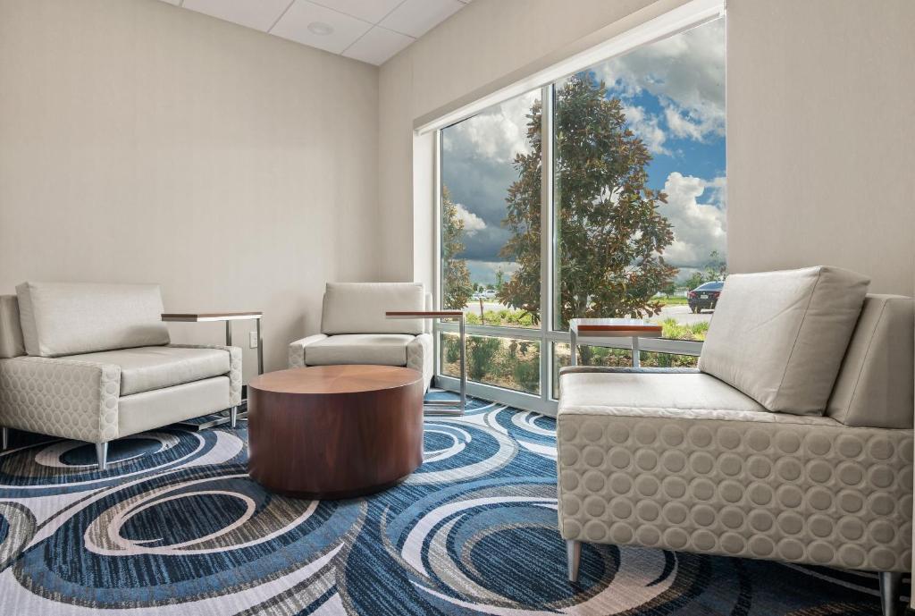 Holiday Inn Express & Suites Orlando- Lake Buena Vista, an IHG Hotel Image