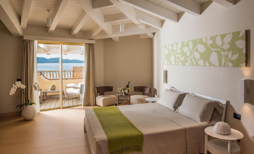 une chambre avec un lit et un balcon dans l'établissement Cala Cuncheddi - VRetreats, à Murta Maria 67 autres photos