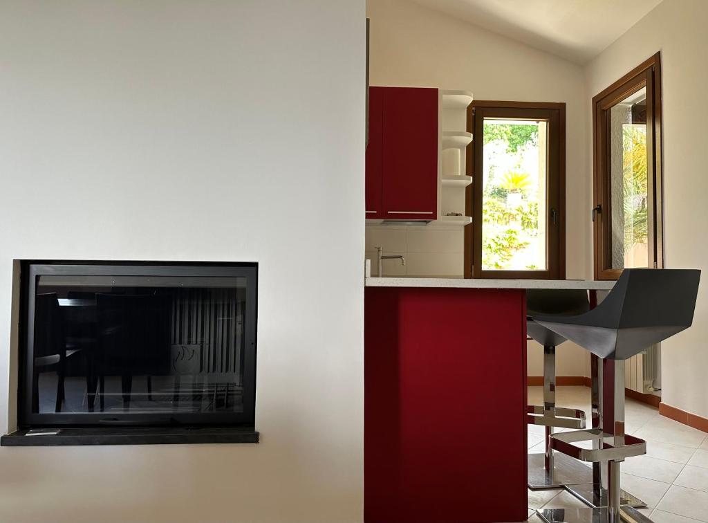 un salon avec cheminée et une cuisine dans l'établissement Villino con piscina, à Terni