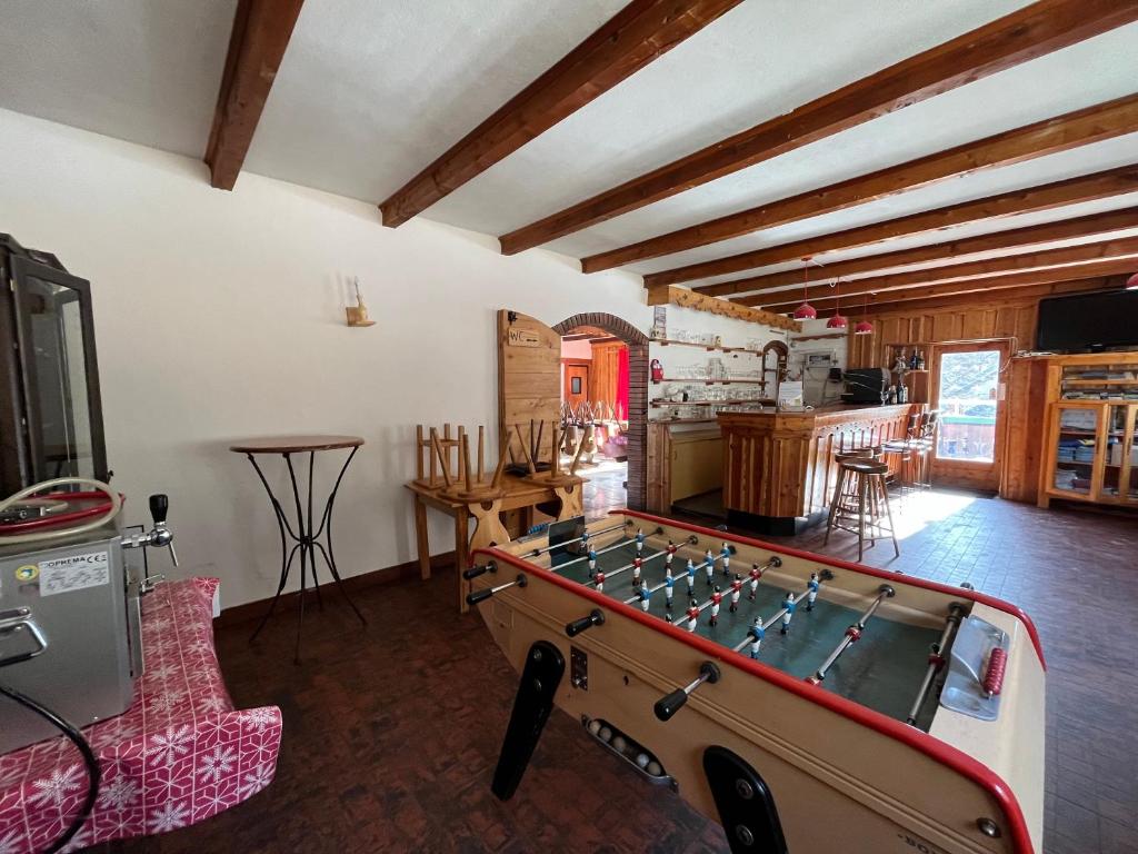 Cette chambre comprend une table de ping-pong. dans l'établissement LE CHAMOIS, à La Poutuire