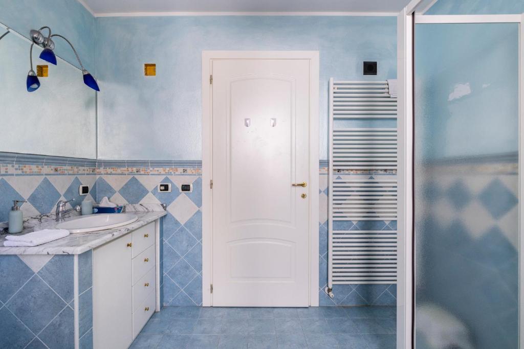 une salle de bain avec un lavabo et un miroir dans l'établissement "Il Vicolo" Sunny Lake Garda Villa, à Toscolano Maderno 58 autres photos