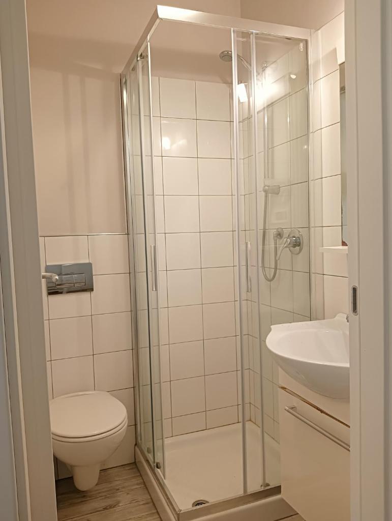 une salle de bain avec une douche, des toilettes et un lavabo dans l'établissement Hotel Petit, à Silvi Marina