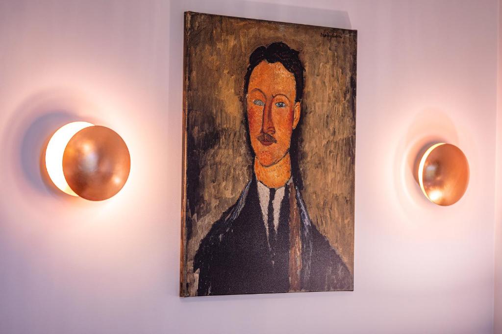 Art Boutique I Old Town Apartments w-AC I cohost 6