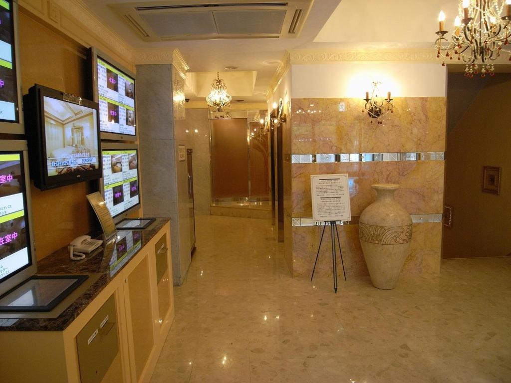 - un hall avec un grand vase au milieu d'une pièce dans l'établissement Meguro Emperor (Adult Only), à Tokyo