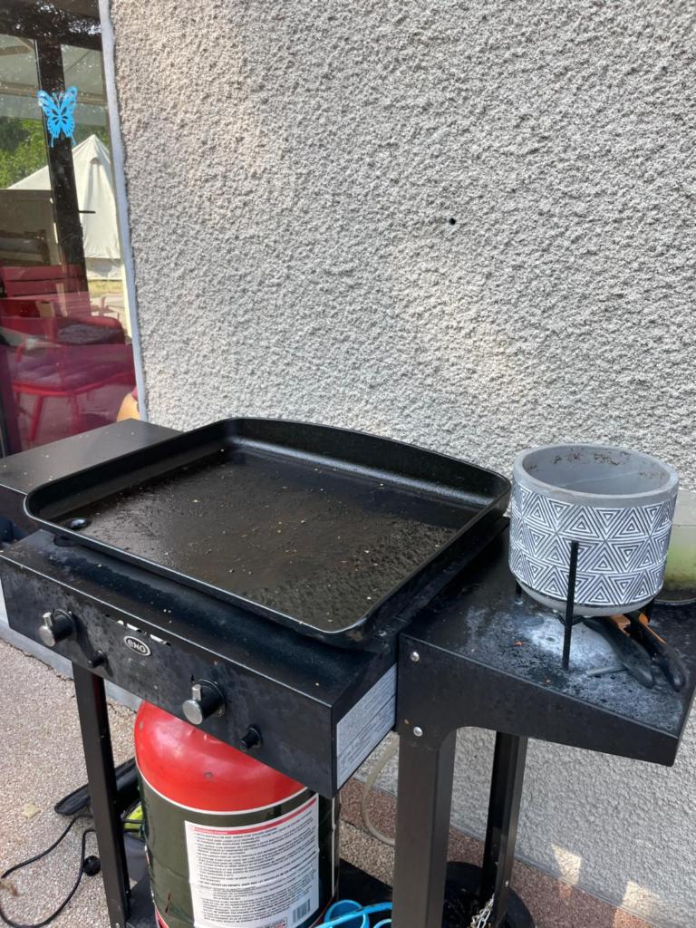 d'un grill avec un bac au-dessus dans l'établissement Salève Glamping, à Archamps