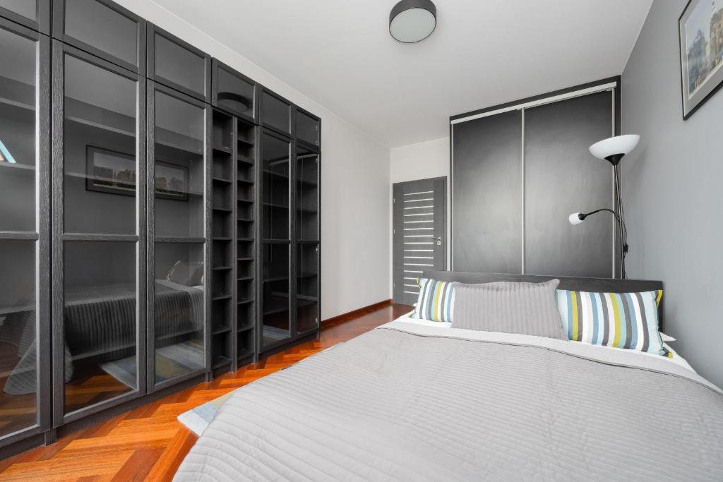 Nowoczesny Apartament z Parkingiem na Pradze Południe w Warszawie by Noclegi Renters 5