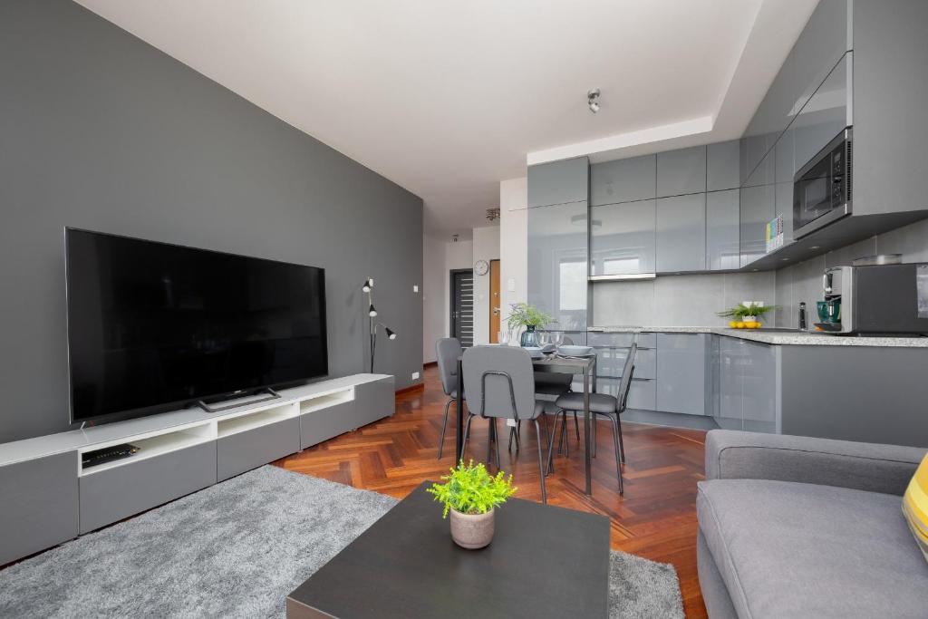 Nowoczesny Apartament z Parkingiem na Pradze Południe w Warszawie by Noclegi Renters 4