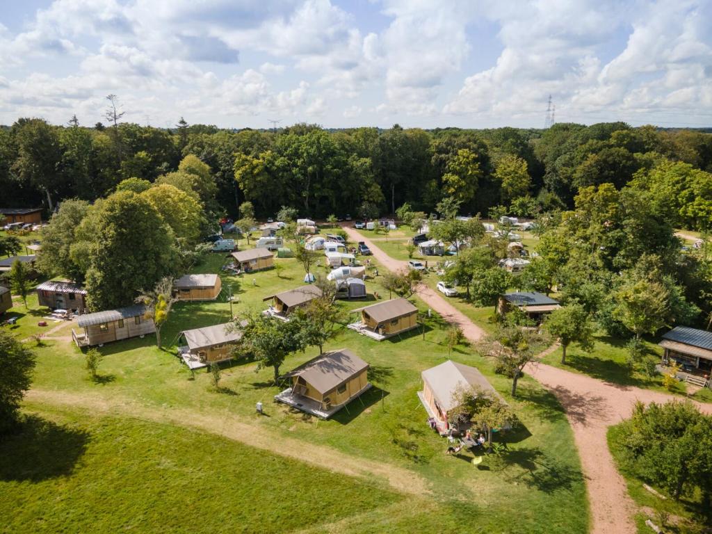- une vue aérienne sur une ferme avec un groupe de tentes dans l'établissement Huttopia Calvados - Normandie, à Moyaux