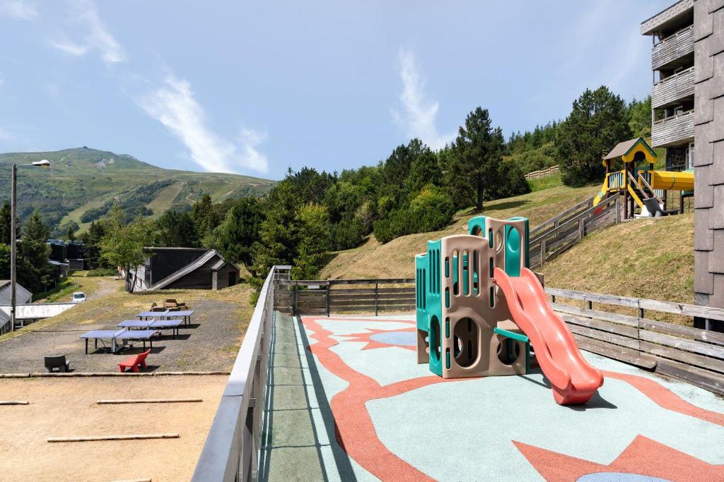 - une aire de jeux avec toboggan sur une colline dans l'établissement Belambra Clubs Superbesse - Le Chambourguet, à Super-Besse