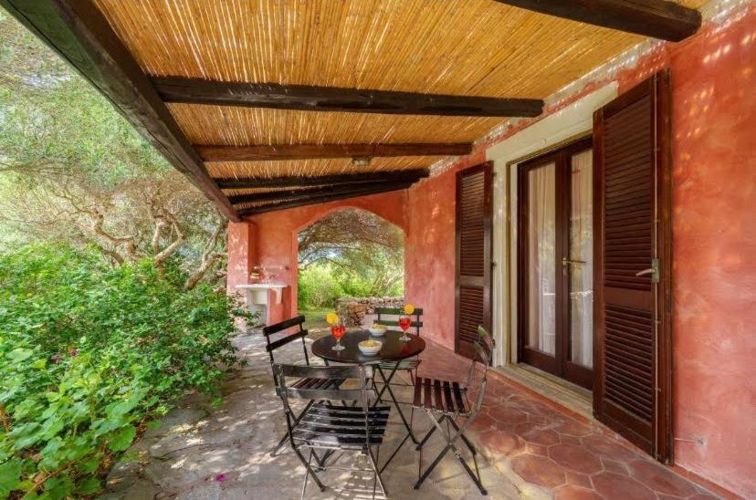 un patio avec une table et des chaises sur un porche dans l'établissement VILLA VELA MARINA, à Santa Teresa Gallura