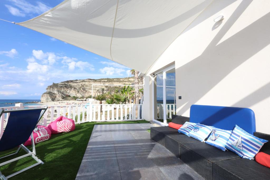 un balcon avec vue sur l'océan dans l'établissement Oldwell Hotel, à Santa Domenica