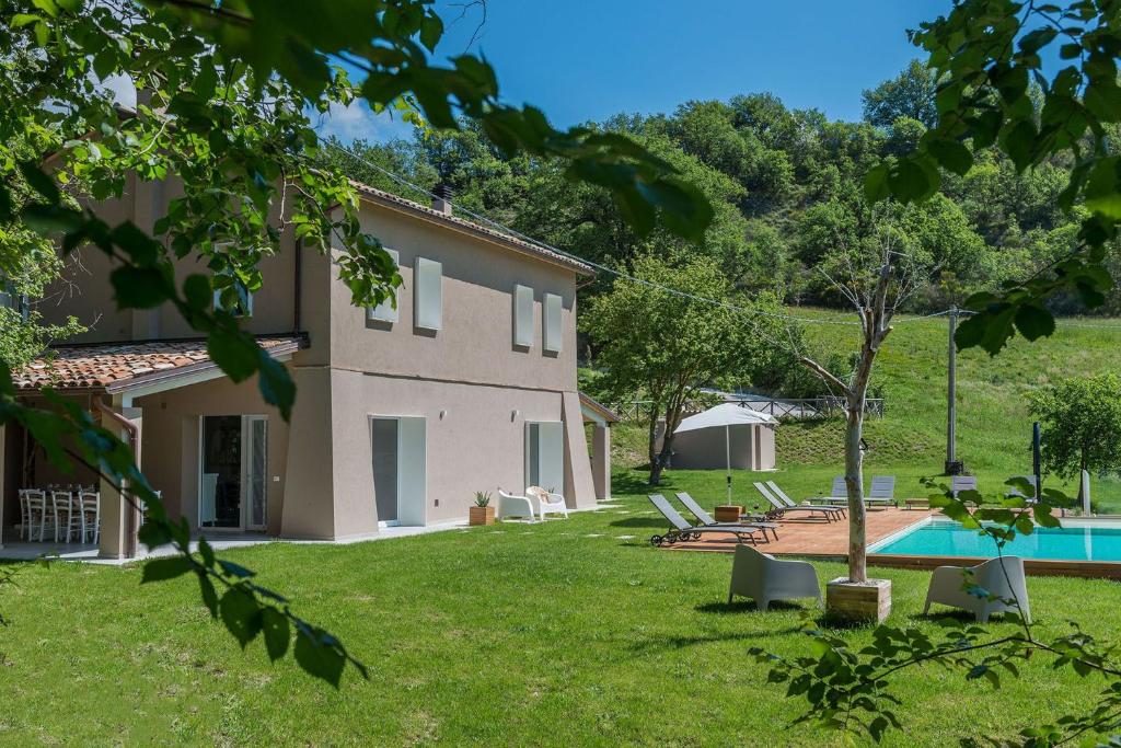 une vue extérieure d'une villa avec piscine dans l'établissement Villa Gea, à Fermignano