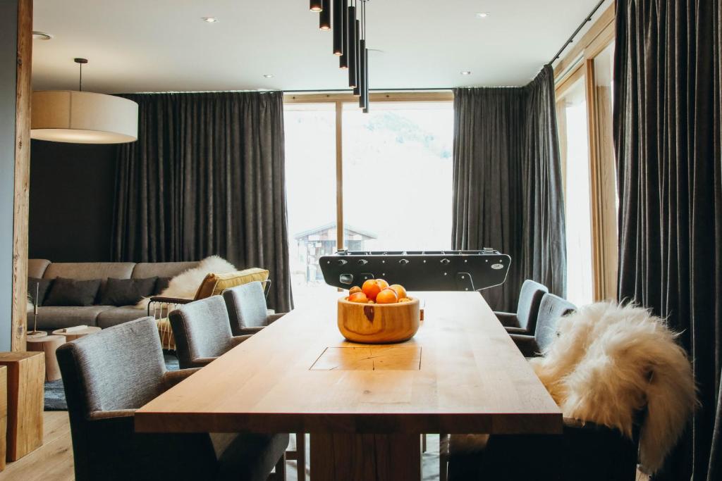 - une salle à manger avec une table et un bol de fruits dans l'établissement Charmaix by Lodji, à Saint-Martin-de-Belleville