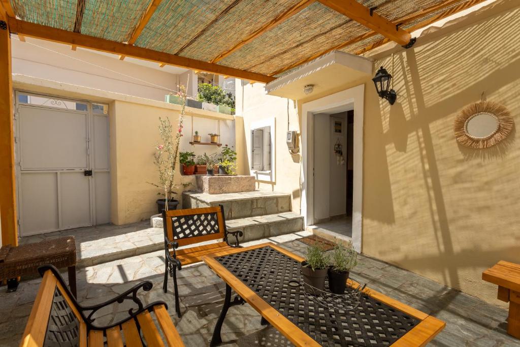 The Yard House, Castle View Mytilene 4