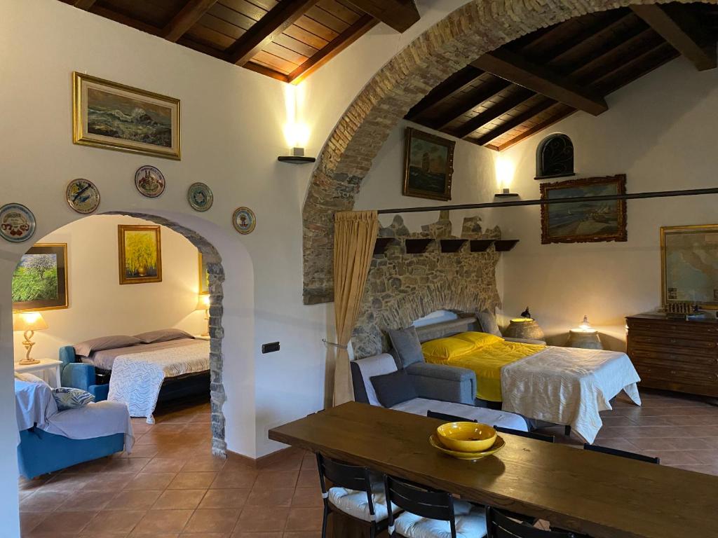 - un salon avec une chambre dotée de 2 lits et d'une table dans l'établissement Villa Mulino, à Borganzo