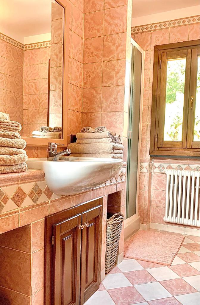 une salle de bain avec un lavabo et un miroir dans l'établissement Villa Mulino, à Borganzo