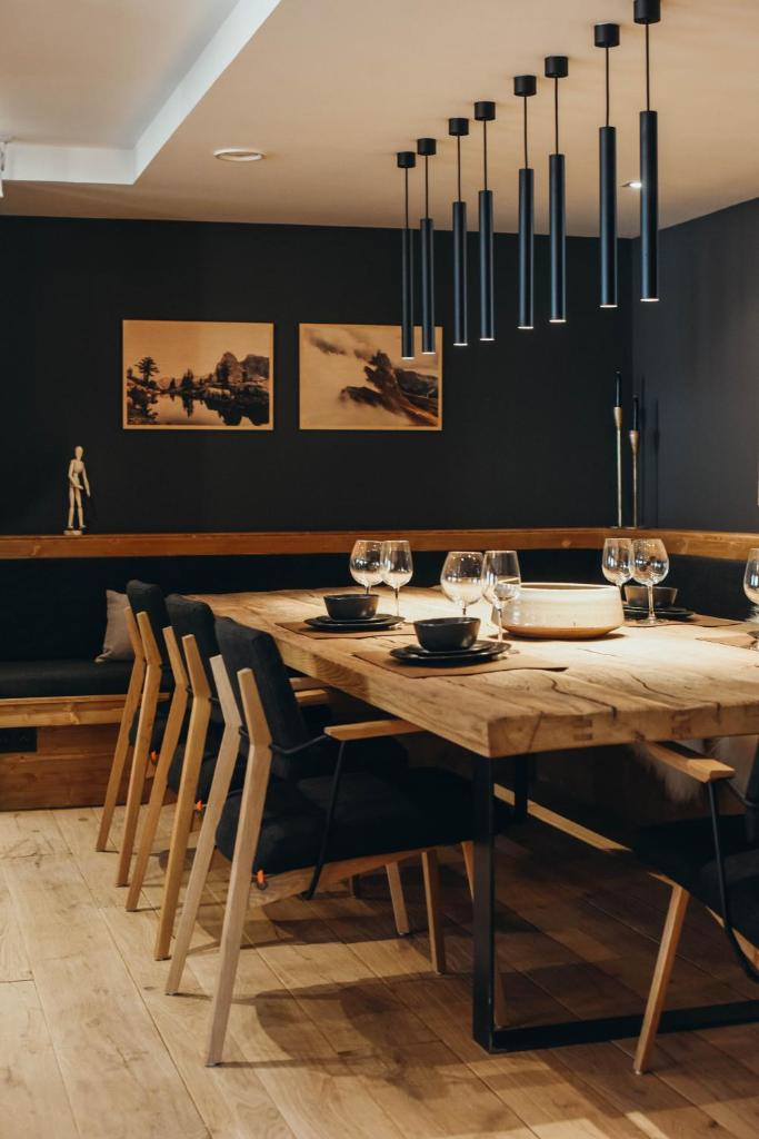 une salle à manger avec une table et des chaises en bois dans l'établissement Duplex Encombres by Lodji, à Saint-Martin-de-Belleville